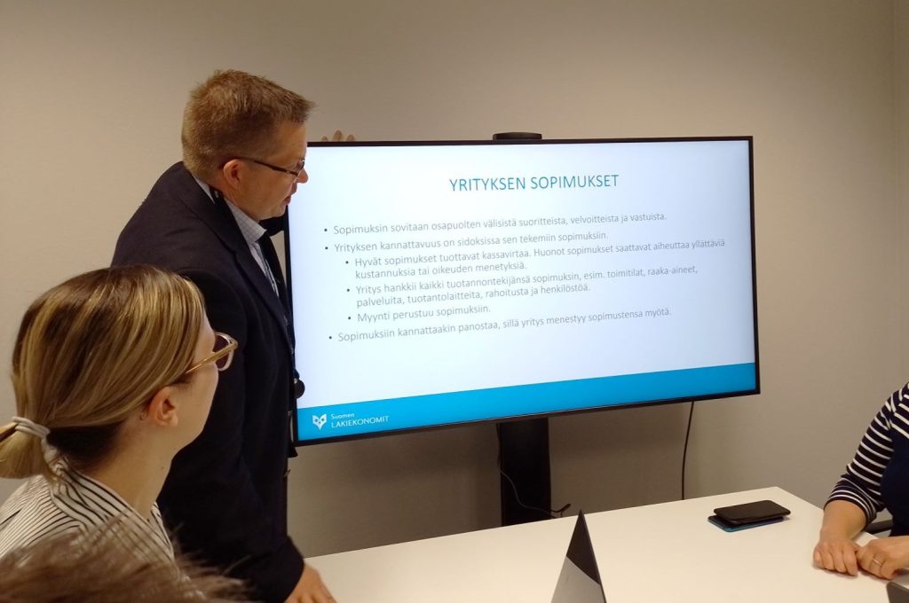 Kuka teidän yrityksen sopimukset laatii?