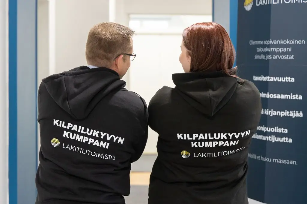 Asiantunteva kirjanpitäjä neuvoo yrittäjää kirjanpidossa ja verosuunnittelussa – henkilökohtaista palvelua Suomen Lakitilitoimistosta.