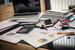 Tilikausi yritystoiminnassa tarkoittaa ajanjaksoa, jolta yritys raportoi tulot ja menot