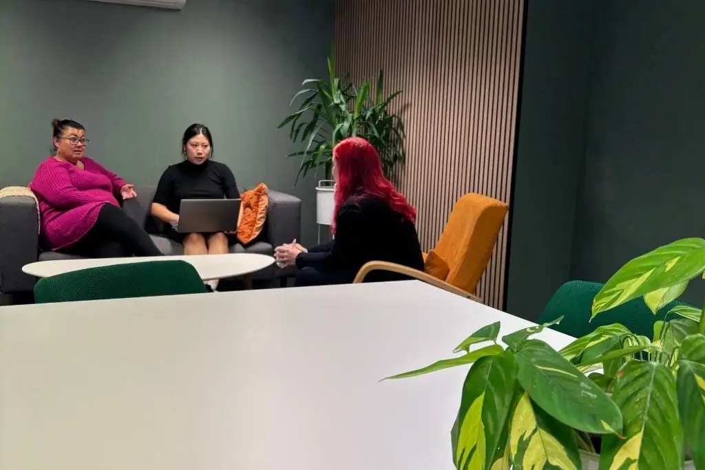 Henkilö hoitamassa reskontrapalvelut sähköisessä taloushallinnossa