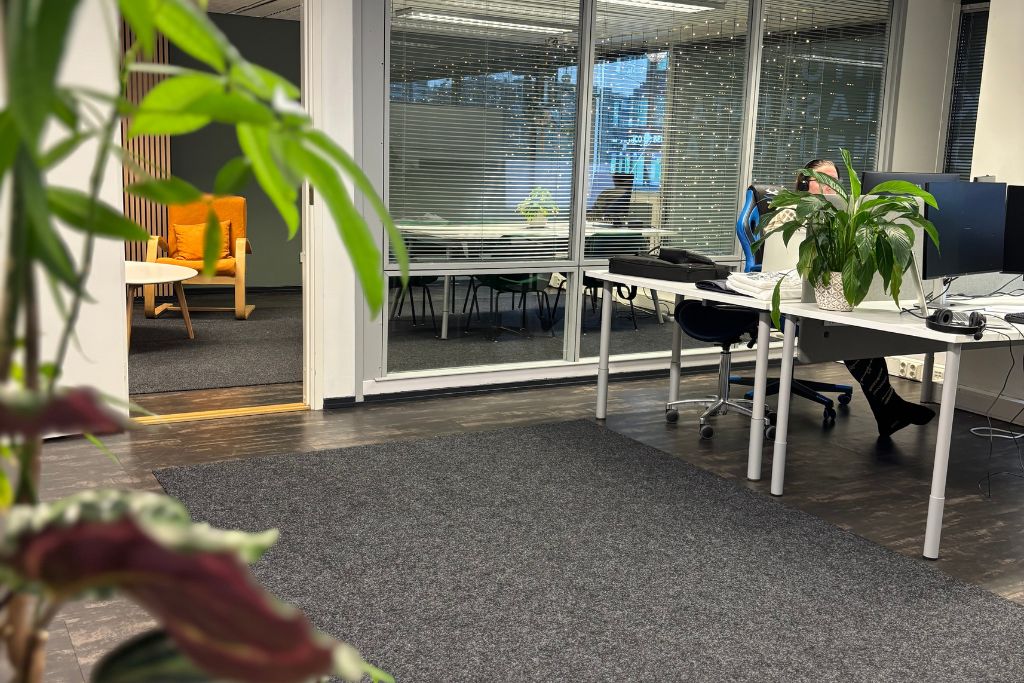 Yrittäjä varmistamassa yrityksen jatkuvuutta asiantuntijan kanssa