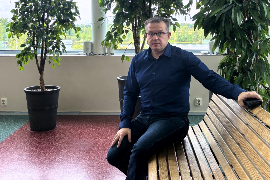 Kouluttaja Juha Tuominen auttaa yrittäjiä sopimusten, verojen ja yrityksen elämän kaaren aikana